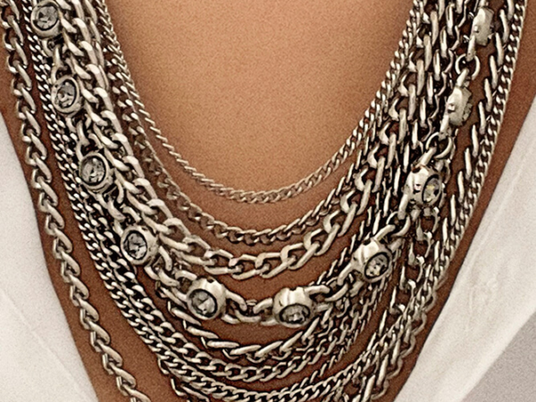 A Elegância dos Acessórios: Colares, Pulseiras e Anéis Mariana Dias