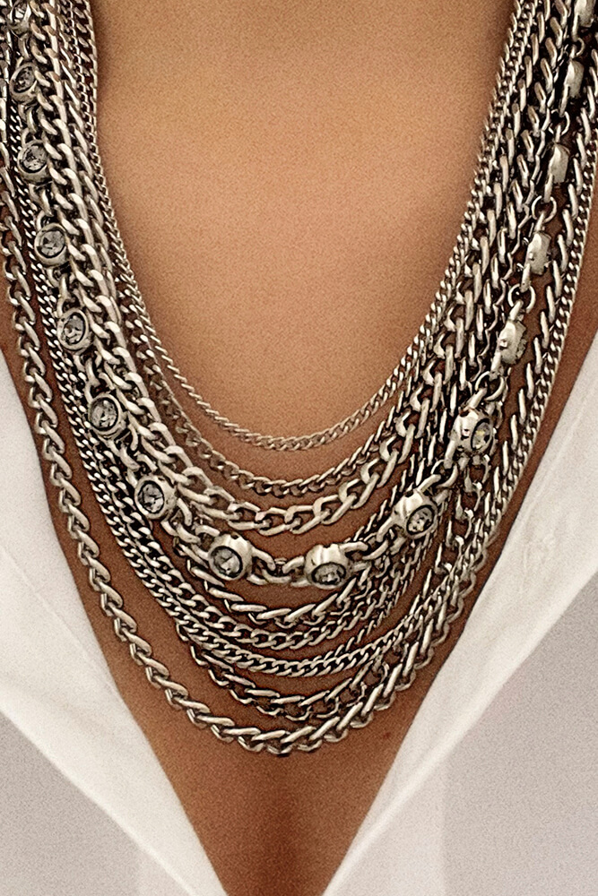 A Elegância dos Acessórios: Colares, Pulseiras e Anéis Mariana Dias