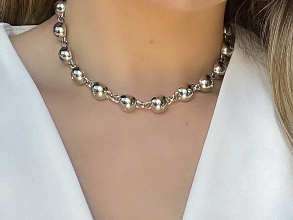 O Charme do Colar Choker: Como e Quando Usá-lo?
