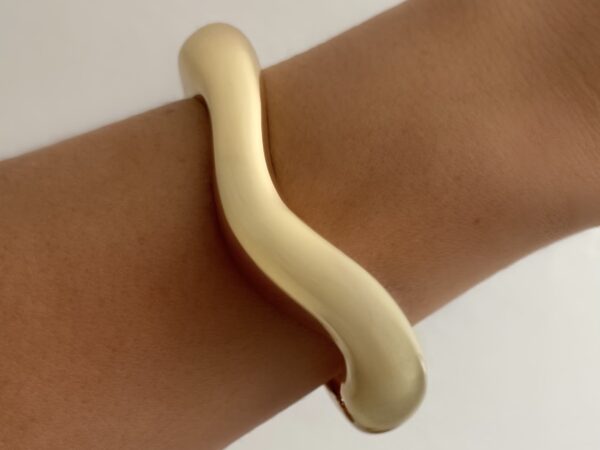 Como os Braceletes Femininos Elevam o Nível de Qualquer Visual?
