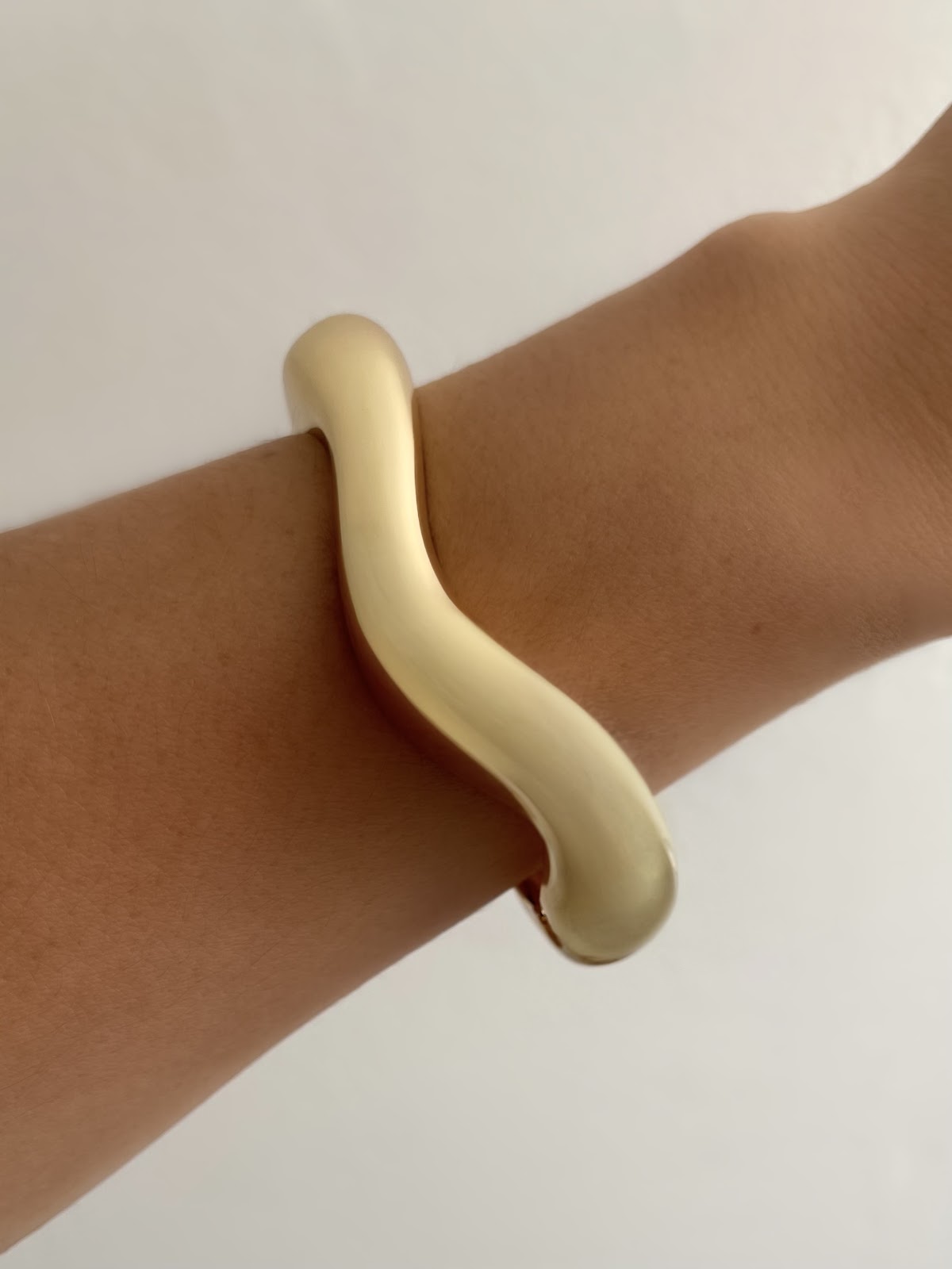 Como os Braceletes Femininos Elevam o Nível de Qualquer Visual?