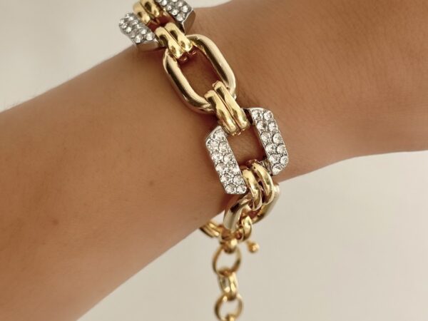 Elegância no Pulso: A História e o Charme das Pulseiras com Cristais