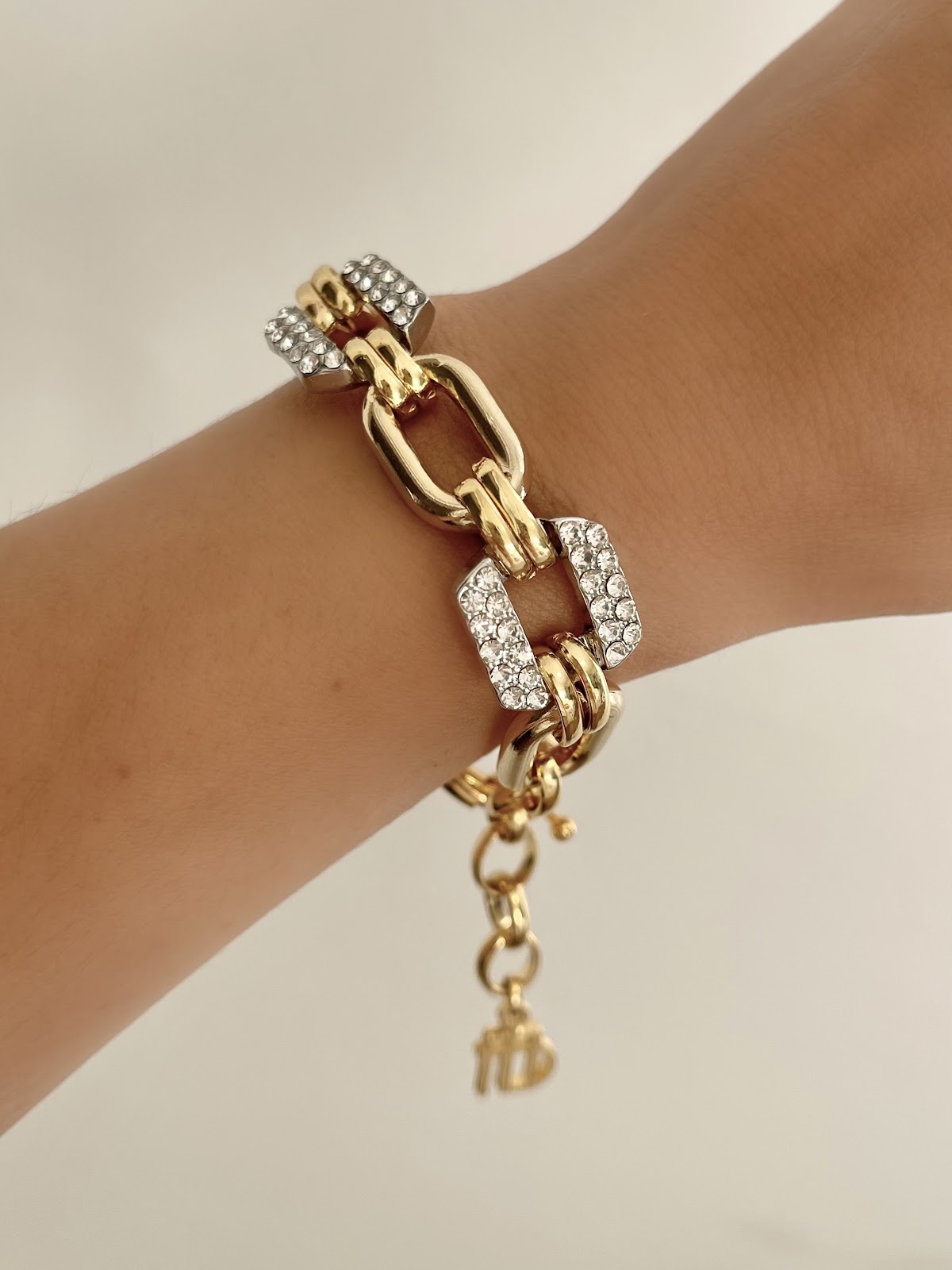 Elegância no Pulso: A História e o Charme das Pulseiras com Cristais